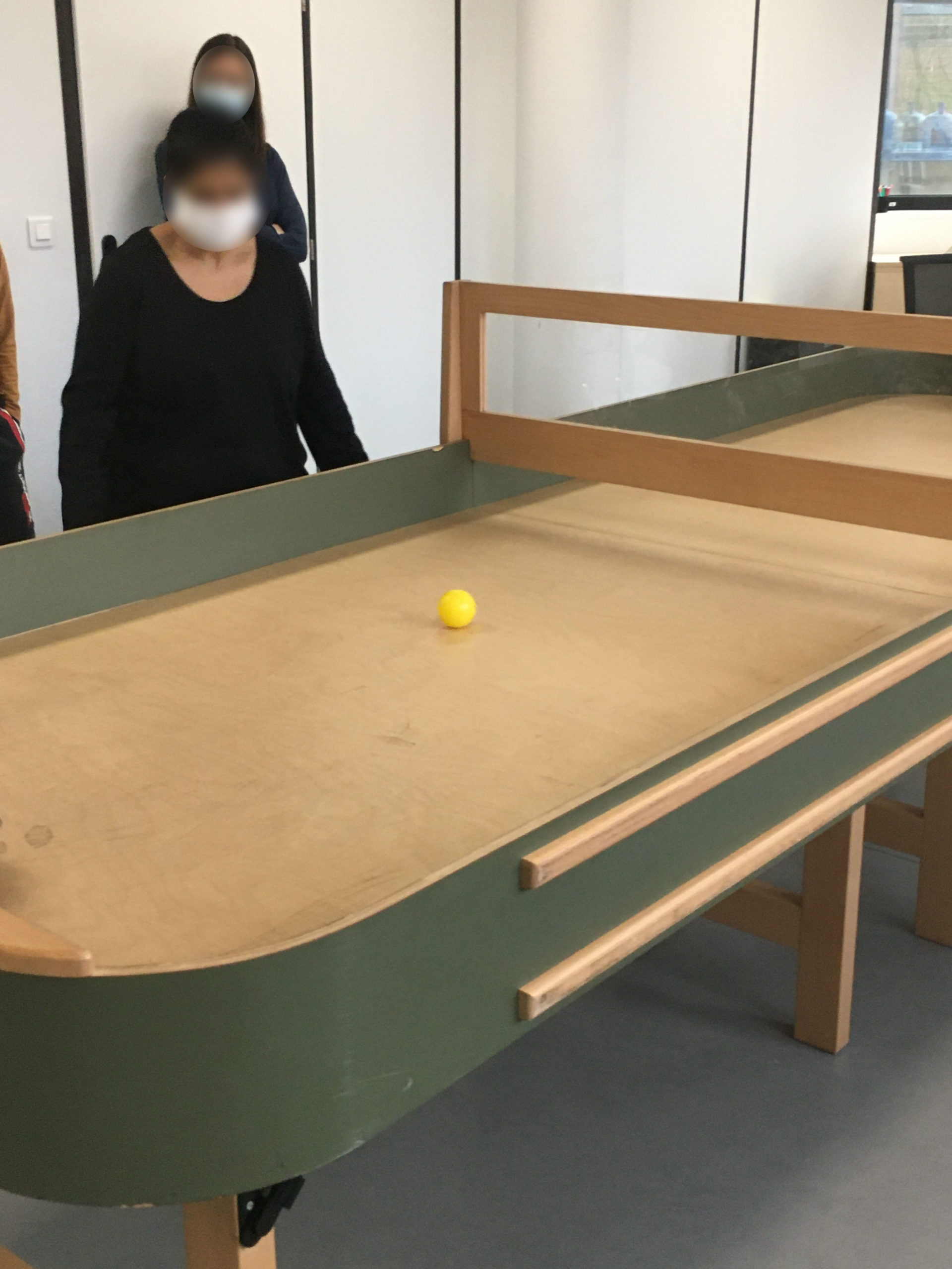 Des jeunes jouent au showodnw