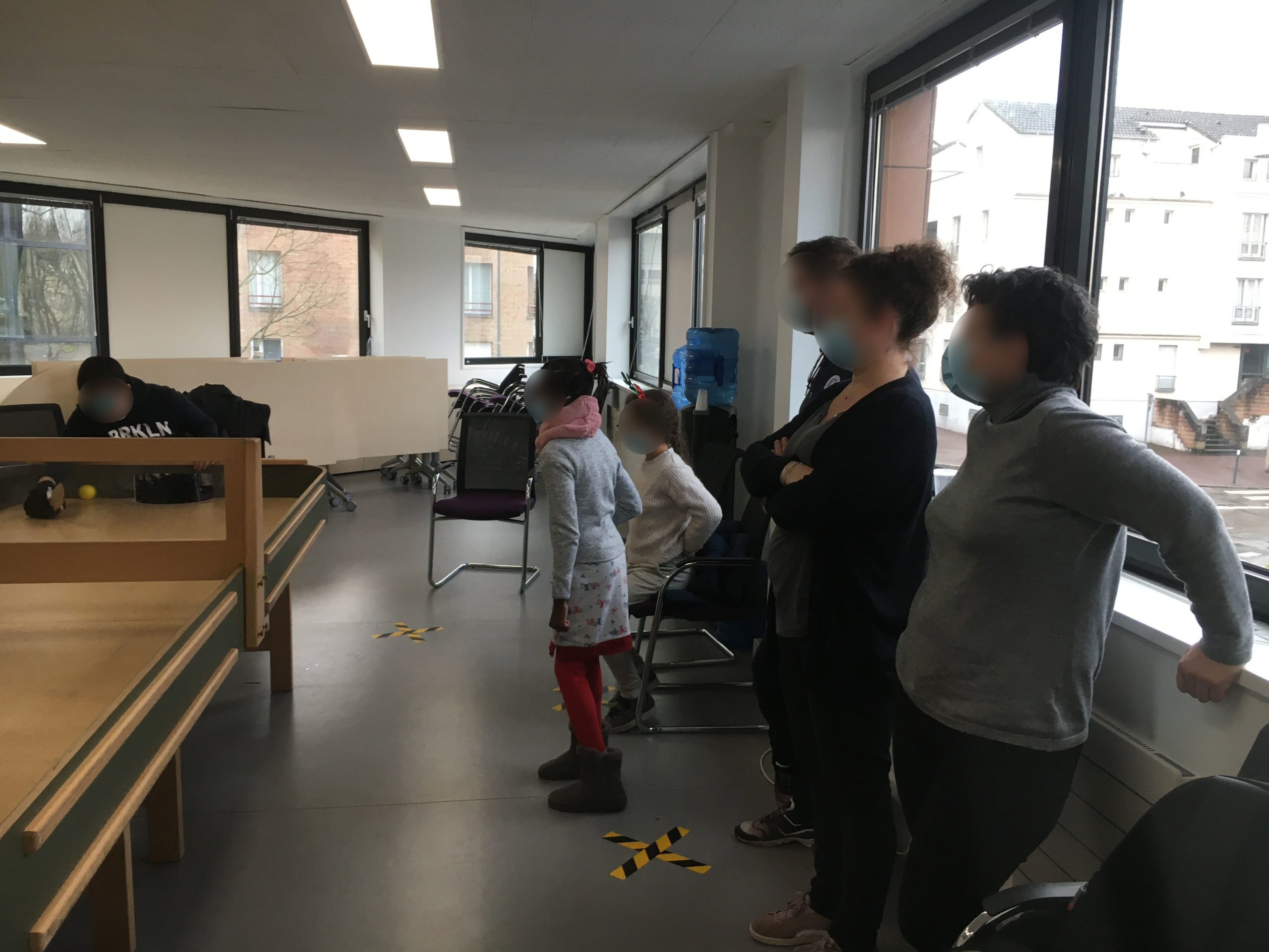 Des jeunes jouent au showodnw