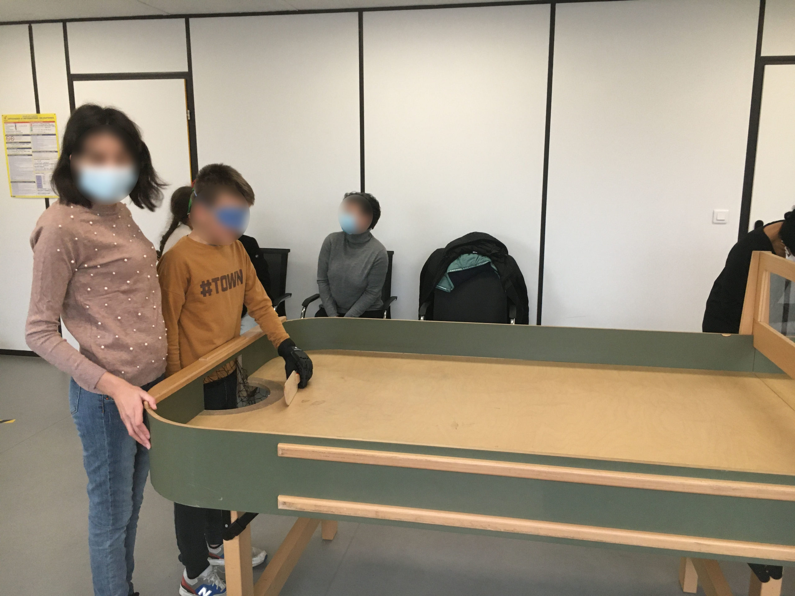 Des jeunes jouent au showodnw