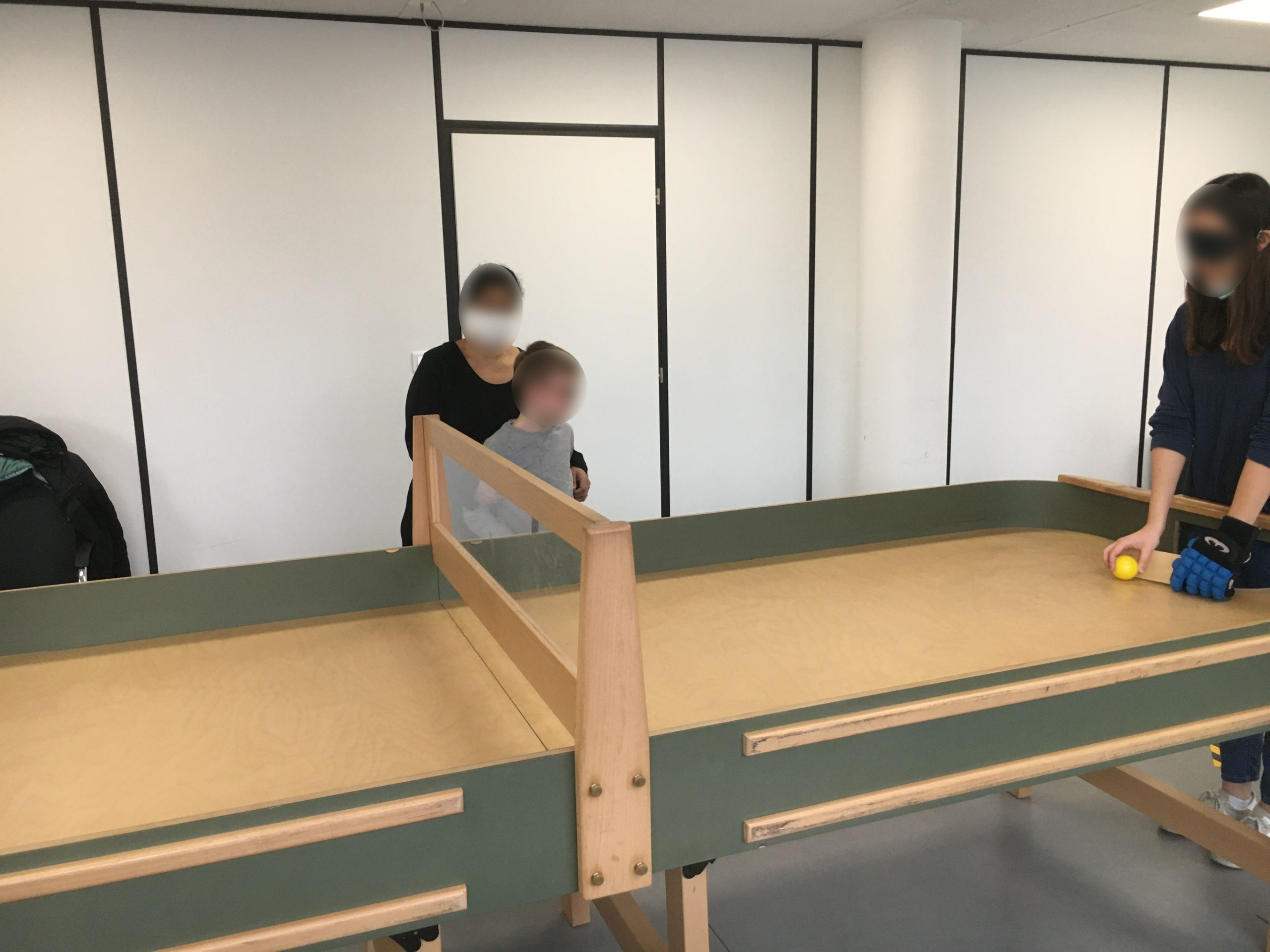 Des jeunes jouent au showodnw