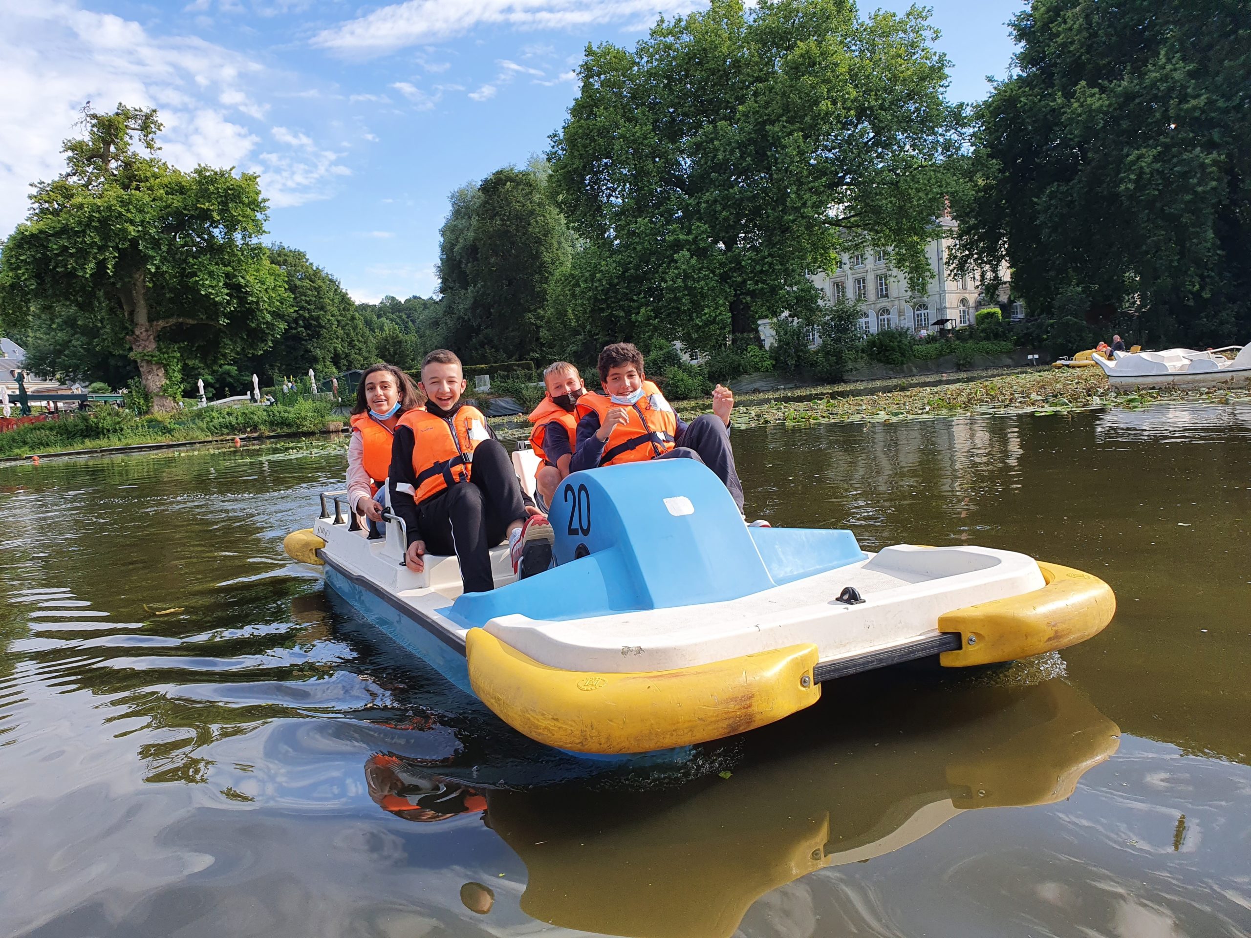 Des jeunes font du pédalo