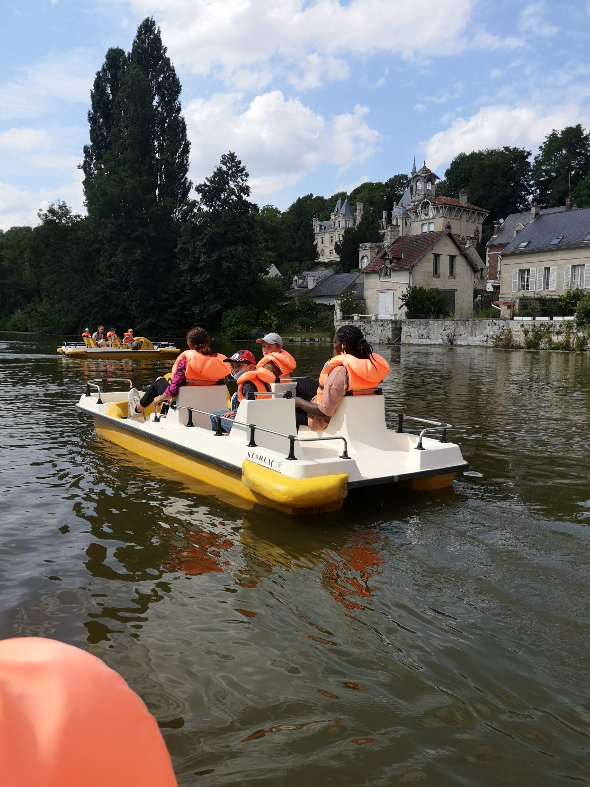 Des jeunes font du pédalo