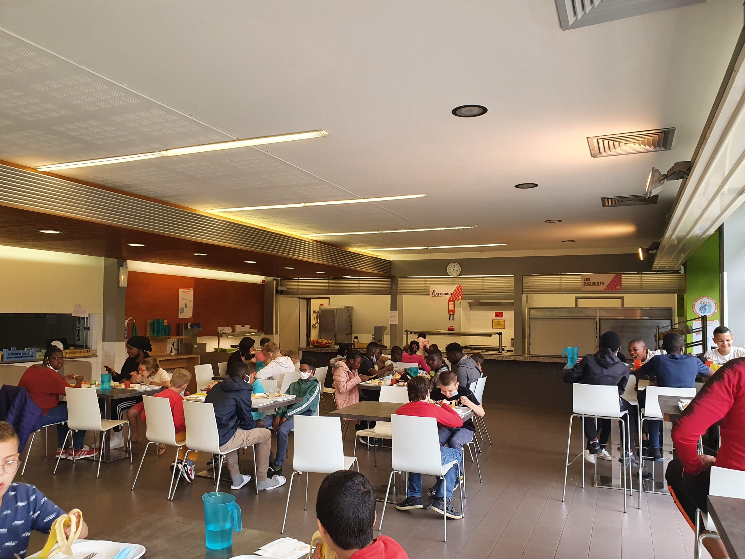 Des jeunes prennent leur repas