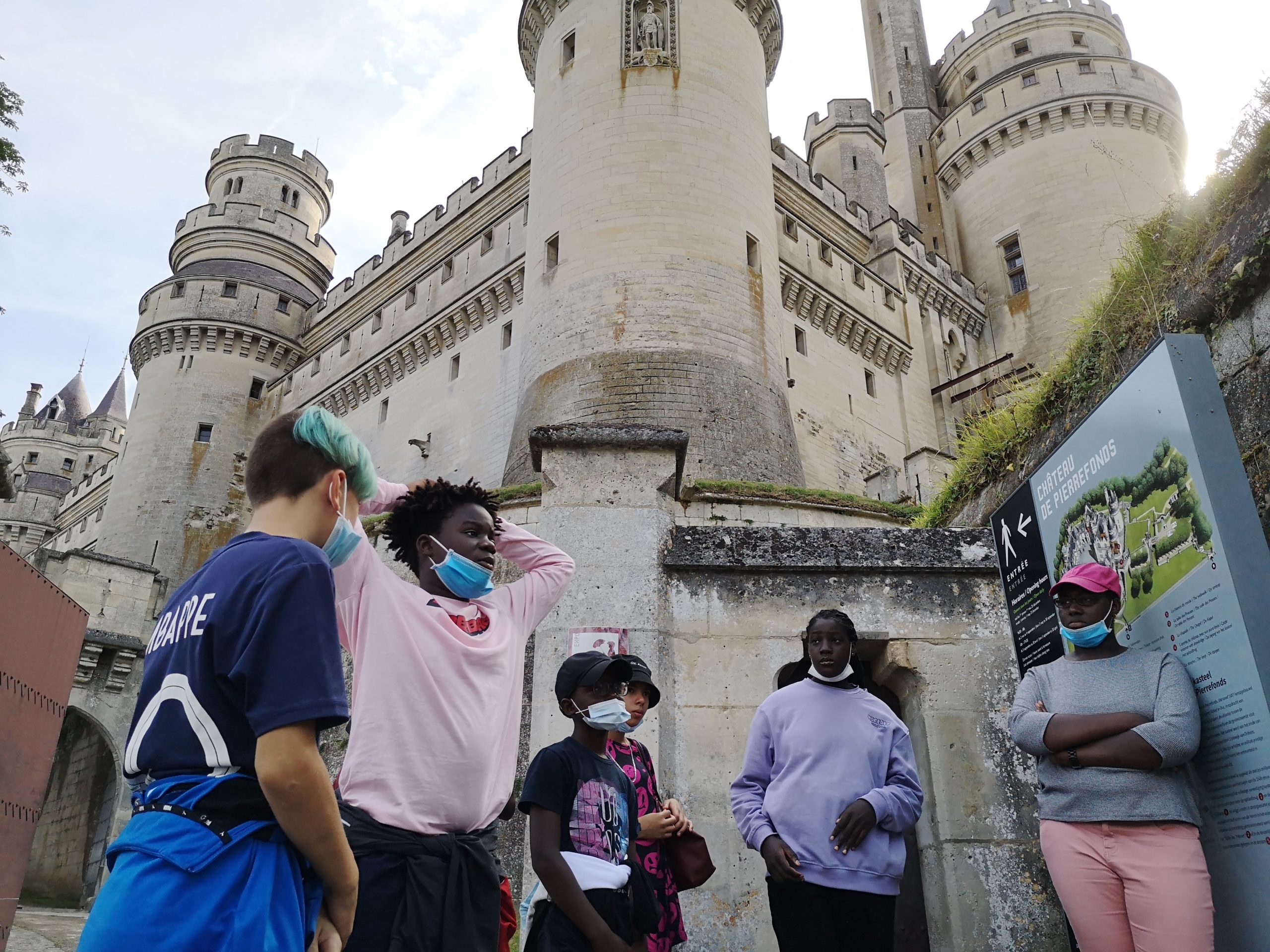 Des jeunes à la visite culturelle de Pierrefonds